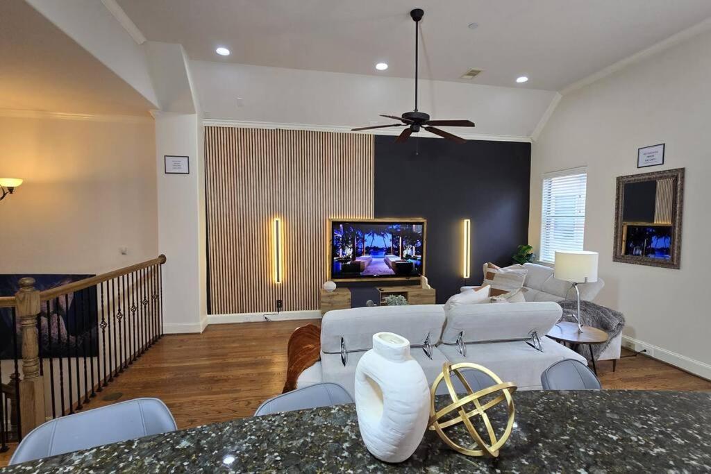Modern Galleria Gem Private Jacuzzi 3 Br Хюстън Екстериор снимка