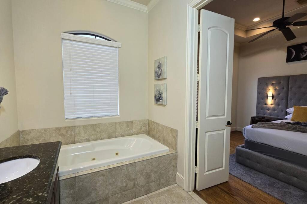 Modern Galleria Gem Private Jacuzzi 3 Br Хюстън Екстериор снимка
