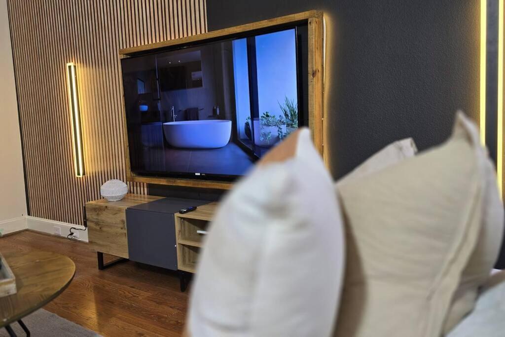 Modern Galleria Gem Private Jacuzzi 3 Br Хюстън Екстериор снимка
