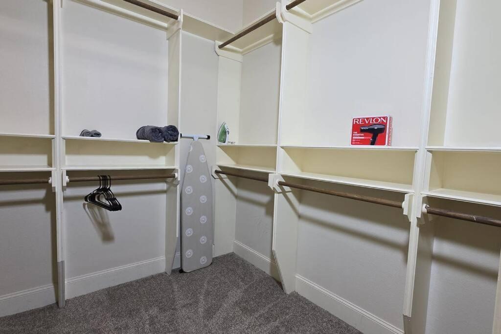 Modern Galleria Gem Private Jacuzzi 3 Br Хюстън Екстериор снимка