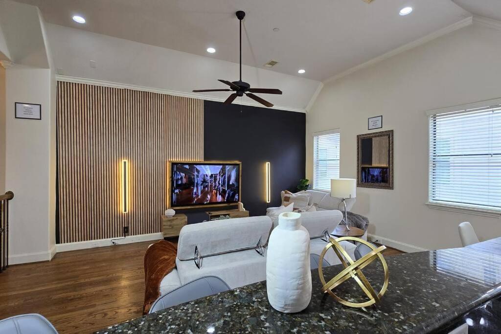 Modern Galleria Gem Private Jacuzzi 3 Br Хюстън Екстериор снимка