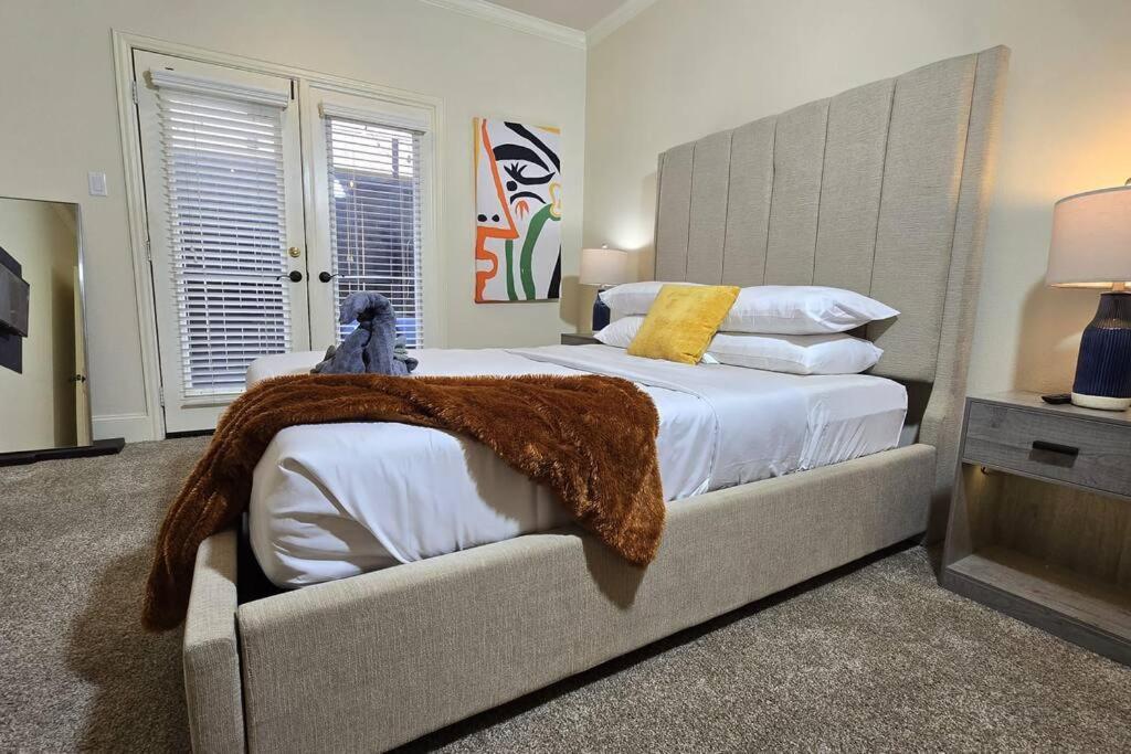 Modern Galleria Gem Private Jacuzzi 3 Br Хюстън Екстериор снимка